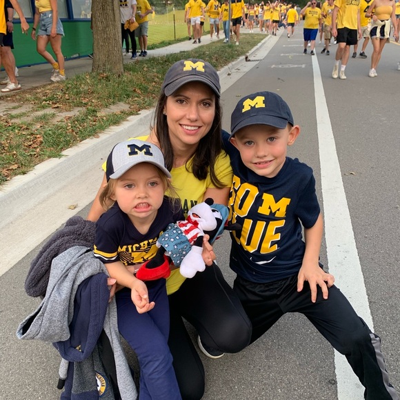 Meet your Posher, Monica - Picture 1 of 2